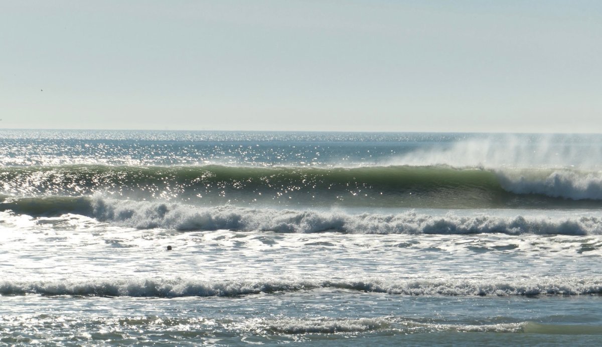 Olas, cerrojazos y algún tubo en playa de Roche